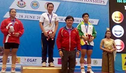 Lê Thị Thắm (áo trắng) vô địch ở hạng cân 69kg nữ. 