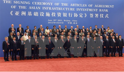 Đại biểu các nước tham dự lễ ký thành lập ngân hàng AIIB. Ảnh: AFP/TTXVN