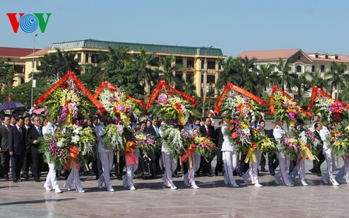 Đoàn đại biểu Đảng, Nhà nước, Mặt trận Tổ quốc và tỉnh Hưng Yên dâng hoa tại tượng đài Tổng Bí thư Nguyễn Văn Linh.