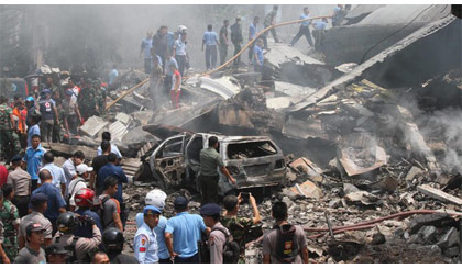 Hiện trường vụ rơi máy bay vận tải quân sự C-130 Hercules của không quân Indonesia ở thành phố Medan. Ảnh: AP