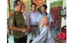 Lãnh đạo tỉnh thăm và tặng quà các gia đình chính sách xã Thanh Bình