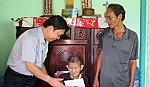 Bí thư Tỉnh ủy Trần Thế Ngọc thăm, tặng quà gia đình chính sách