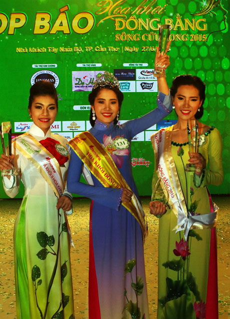 Hoa khôi ĐBSCL năm 2015 Nguyễn Thị Lệ Nam Em cùng Á khôi 1 và Á khôi 2 trong giây phút đăng quang.