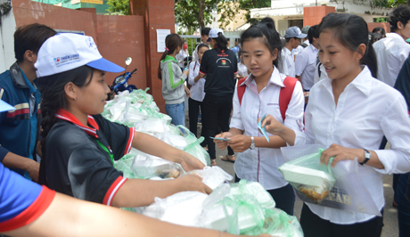 Thí sinh nhận cơm từ các sinh viên tình nguyện.