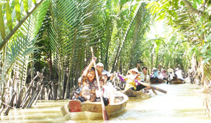 Chèo xuồng và tát mương bắt cá là các sản phẩm DL của Tiền Giang đang thu hút du khách.