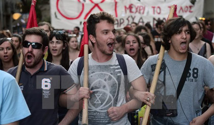 Người dân Hy Lạp tuần hành phản đối chính sách kinh tế khắc khổ tại thủ đô Athens ngày 2-7. Ảnh: AFP/TTXVN