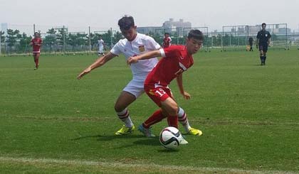 U15 Việt Nam (áo đỏ) trong trận gặp U15 Lào. Ảnh: LĐBĐ Lào