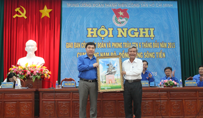 Bí thư thường trực Trung ương Đoàn Nguyễn Mạnh Dũng nhận bức tranh lưu niệm từ Ban Dân vận Tỉnh ủy