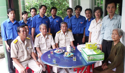 Hội Cựu chiến binh và Đoàn Thanh niên khối Doanh nghiệp thăm, tặng quà Bà mẹ Việt Nam Anh hùng.