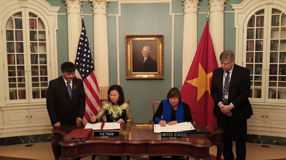 Đại diện Chính phủ hai nước Việt Nam, Hoa Kỳ ký kết Hiệp định tránh đánh thuế hai lần và ngăn ngừa trốn lậu thuế - Ảnh: VGP