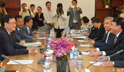 Cuộc họp giữa hai Chủ tịch Ủy ban liên hợp phân giới cắm mốc biên giới trên đất liền Việt Nam-Campuchia ngày 7-7. (Ảnh: Trần Chí Hùng/Vietnam+)