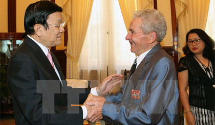 Chủ tịch nước Trương Tấn Sang tiếp thân mật ông Tadiyer Flyur. Ảnh: Nguyễn KhangTTXVN