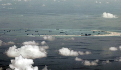 Tàu Trung Quốc cải tạo đất trái phép trên một rạn san hô ở Biển Đông. Nguồn: Reuters