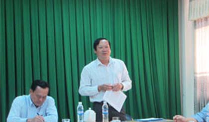 Ông Nguyễn Hữu Lợi, Chủ tịch UBND TX. Gò Công giải thích về những thắc mắc của bà Võ Thị Thu Hà.