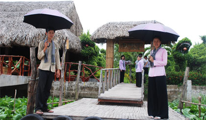 Đội lễ tân chuyên nghiệp phục vụ tại Khu du lịch nghỉ dưỡng Mekong Lodge - Cái Bè. Ảnh: Đức Lập