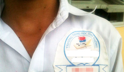 Logo trường in chết trên áo gây phiền phụ huynh học sinh. 