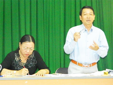 Bà Trần Kim Mai, Phó Chủ tịch Thường trực UBND tỉnh ghi nhận  ý kiến phát biểu của ông Huỳnh Hữu Quyền, Giám đốc  Sở Xây dựng về việc chủ đầu tư và nhà thầu thi công làm trái  quy định của pháp luật.