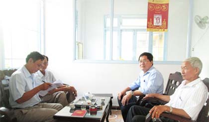 Lãnh đạo xã Tân Hưng phản ánh trường hợp hy sinh của ông Nguyễn Văn Chính với báo chí.