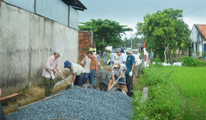 Xây dựng đường GTNT ở xã An Thạnh Thủy (huyện Chợ Gạo) theo phương châm “Nhà nước và nhân dân cùng làm”. Ảnh: Hoàng An