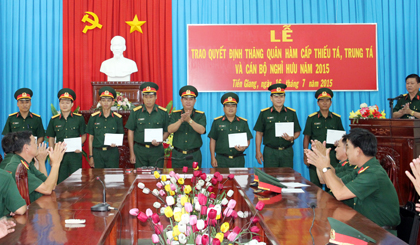 Đại tá Châu Hoàng Phương, Chỉ huy trưởng Bộ CHQS tỉnh trao Quyết định cho các cán bộ sĩ quan.