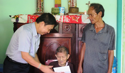 Ông Trần Thế Ngọc, Ủy viên Ban chấp hành Trung ương Đảng, Bí thư Tỉnh ủy Tiền Giang thăm và tặng quà mẹ VNAH Phạm Thị Gái.