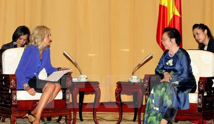 Phó Chủ tịch nước Nguyễn Thị Doan tiếp bà Jill Biden. Ảnh: Phạm Kiên/TTXVN