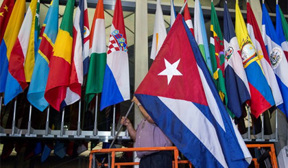 Lá cờ Cuba được treo bên ngoài trụ sở Bộ Ngoại giao Mỹ ở Washington. Ảnh: AFP