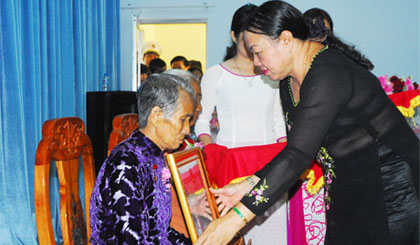 Bà Trần Kim Mai trao Bằng danh hiệu vinh dự Nhà nước “Bà mẹ Việt Nam Anh hùng” cho các mẹ.