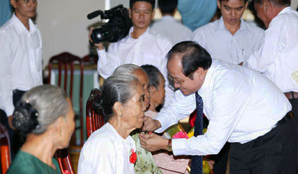 Trao tặng, truy tặng danh hiệu vinh dự Nhà nước “Bà mẹ Việt Nam Anh hùng”