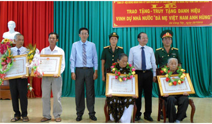 Lãnh đạo tỉnh, huyện gắn Huy hiệu và trao Bằng danh hiệu vinh dự Nhà nước “Bà mẹ Việt Nam anh hùng” cho các mẹ.