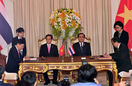 Lễ ký Tuyên bố chung về cuộc họp Nội các chung Việt Nam-Thái Lan lần thứ 3. Ảnh: VGP/Nhật Bắc