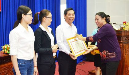 Bà Trần Kim Mai trao Bằng khen của Bộ Tài chính cho các tập thể và cá nhân.