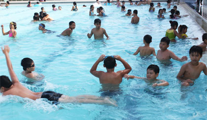 Trẻ em học bơi tại hồ bơi TP. Mỹ Tho.                                                        Ảnh: PHƯƠNG MAI
