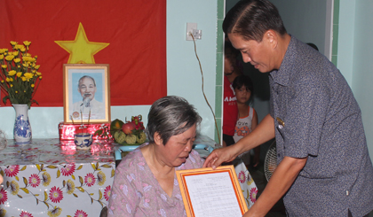 Phó Chủ tịch UBND TP. Mỹ Tho Nguyễn Văn vững trao quyết định tặng nhà cho đại diện gia đình thương binh Lê Thanh Hoàng