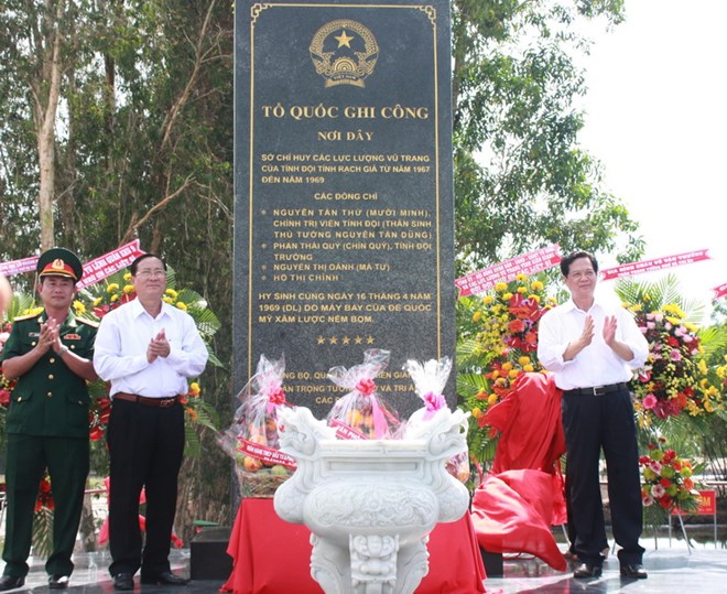 Thủ tướng Nguyễn Tấn Dũng và các đại biểu tại buổi lễ khánh thành Bia Di tích Sở Chỉ huy các lực lượng vũ trang của Tỉnh đội tỉnh Rạch Giá. Ảnh: Trường Giang-TTXVN