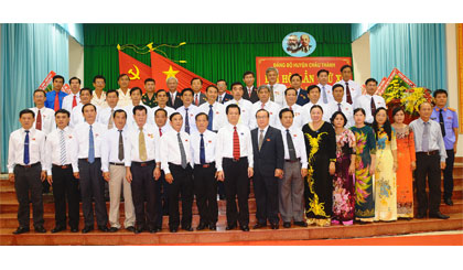 Lãnh đạo Trung ương, tỉnh chụp ảnh lưu niệm với BCH Đảng bộ huyện Châu Thành Khóa XI.