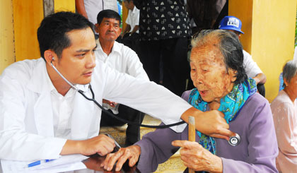 Đoàn viên là bác sĩ khám bệnh cho bà con ở xã Yên Luông.