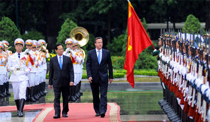 Thủ tướng Nguyễn Tấn Dũng và Thủ tướng Vương quốc Anh David Cameron duyệt Đội Danh dự. Ảnh: VGP/Nhật Bắc