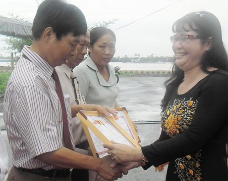 Bà Nguyễn Thị Kim Phượng, Phó Bí thư Đảng ủy, Chủ tịch UBND phường trao Giấy khen cho các tập thể, cá nhân tiêu biểu.