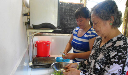 Bà Nguyễn Hoàng Yến, thành viên CLB “Gia đình 5 không, 3 sạch” ấp Thanh Hiệp, xã Thanh Hòa cùng con dâu chuẩn bị bữa cơm gia đình.