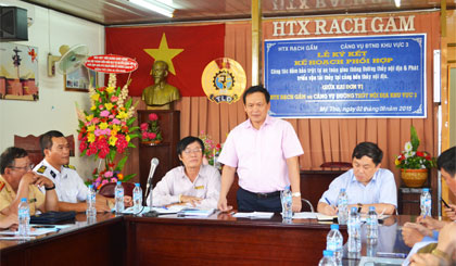 Thứ trưởng Bộ GTVT Nguyễn Nhật đến thăm và làm việc với HTX Rạch Gầm.