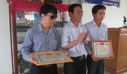 Các cá nhân được tặng bằng khen của Hội Người mù Việt Nam tại hội nghị.