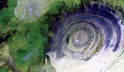  Ảnh chụp Con mắt của sa mạc Sahara từ vệ tinh Landsat 7. Ảnh: Landsat 7/GSFC/NASA.
