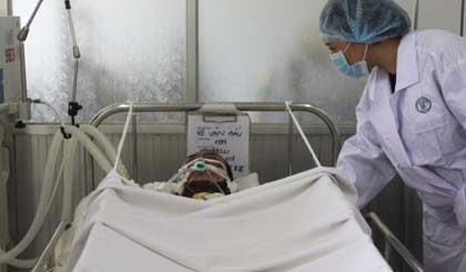 Bộ trưởng Bộ Y tế thăm điều dưỡng Võ Văn Đấu tại Bệnh viện Chợ Rẫy. Ảnh: Nguyễn Huyền 