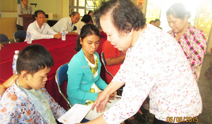 Bà Nguyễn Thị Ánh trao quà cho nạn nhân chất độc da cam huyện Gò Công Tây.