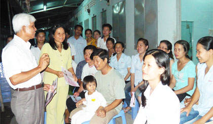 Công đoàn các KCN tỉnh phối hợp với ngành Y tế của tỉnh tổ chức tuyên truyền về sức khỏe trong CNLĐ.
