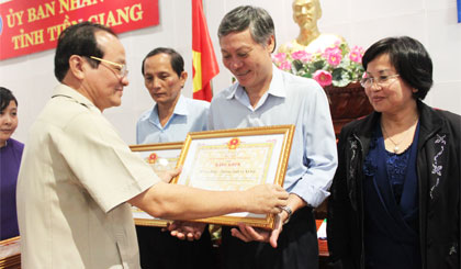 Ông Trần Thanh Đức, Phó Chủ tịch UBND tỉnh trao Bằng khen cho các tập thể.