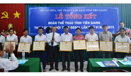 Phó Chủ tịch UBND tỉnh Trần Thanh Đức trao Bằng khen cho các cá nhân đạt thành tích.