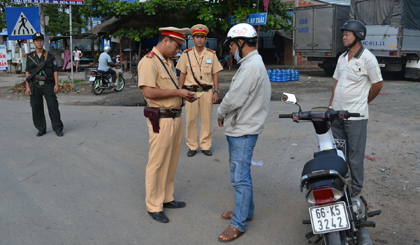 Lực lượng cảnh sát giao thông kiểm tra giấy tờ của người điều khiển phương tiện giao thông.                             Ảnh: P.L