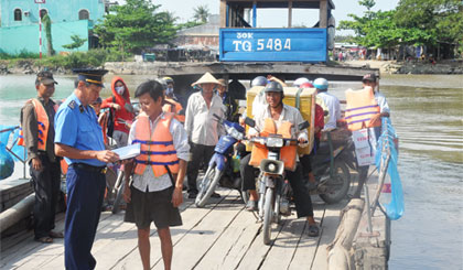 Thanh tra Giao thông - Vận tải kiểm tra giấy tờ phương tiện tại bến phà Quơn Long - Bình Phục Nhứt.